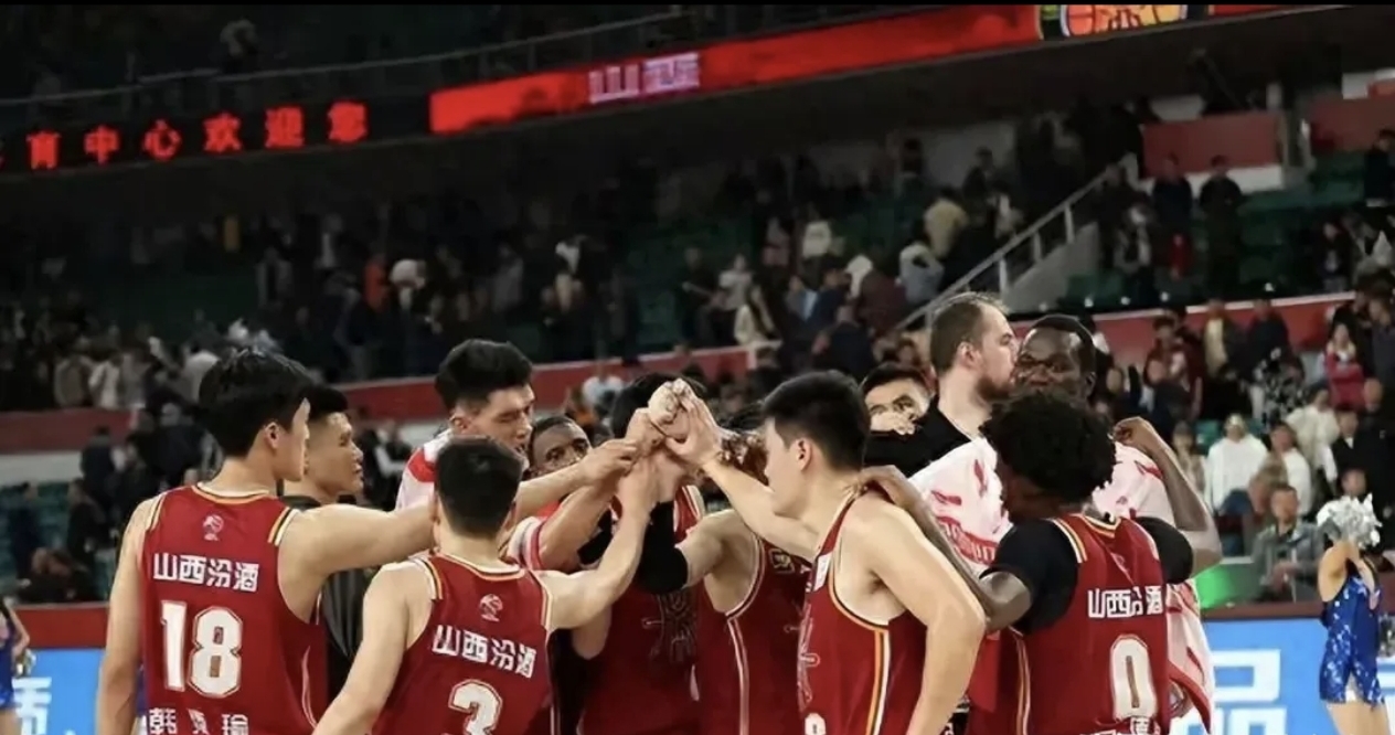 河南男篮团结一致，紧密合作战胜对手