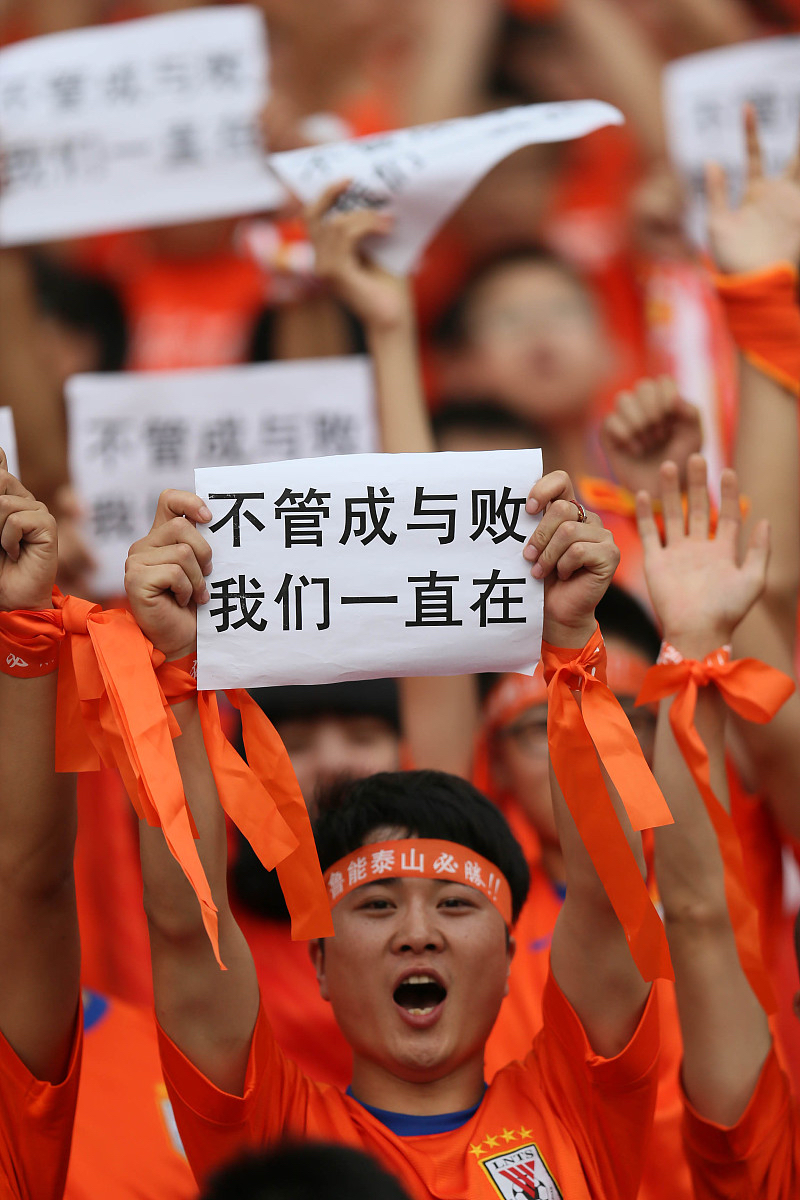 关于选手不畏强手，拼尽全力，为国家争光赢得荣誉的信息