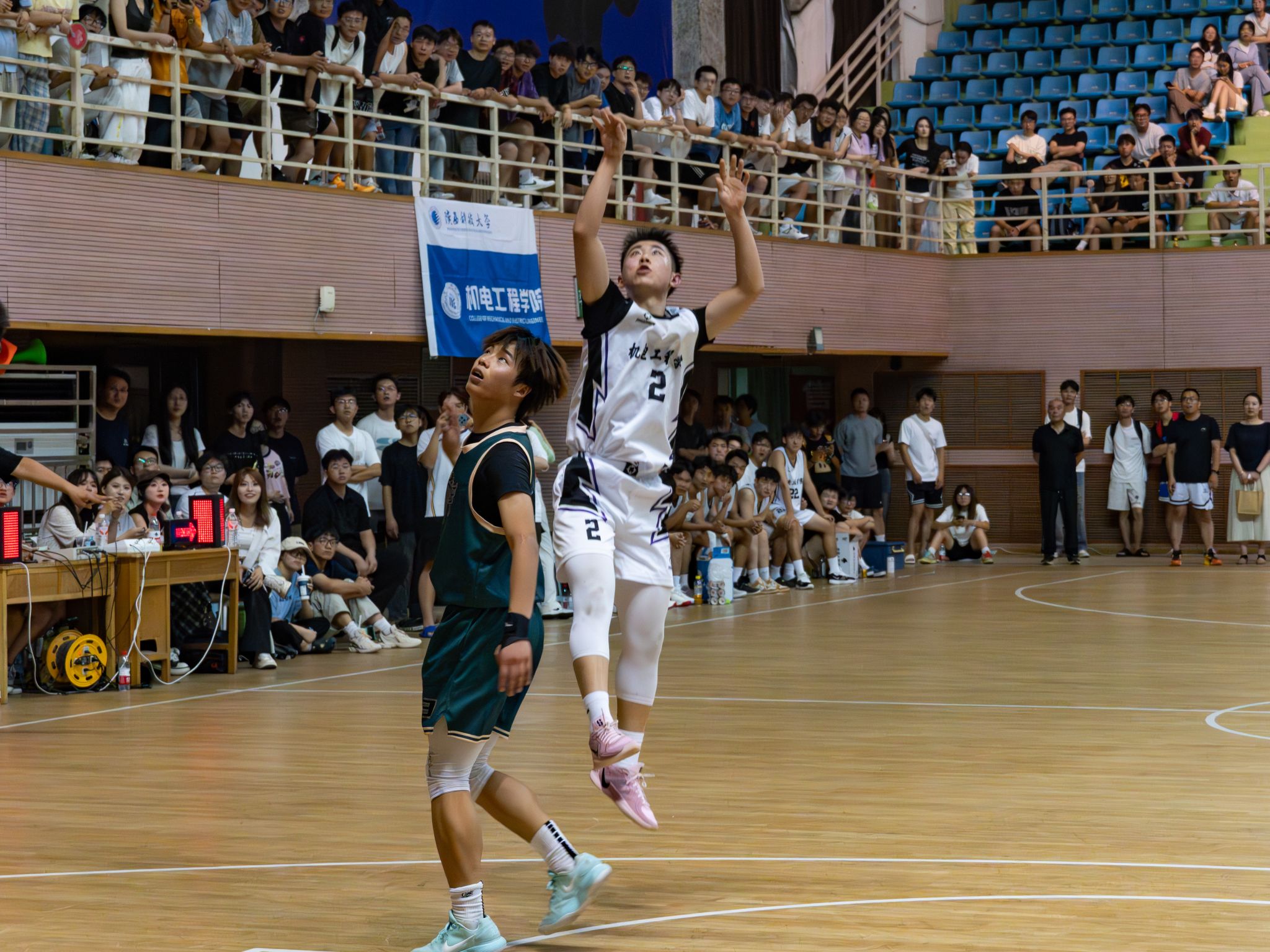 少年篮球联赛决赛激烈对决，青春风采惹人喜爱