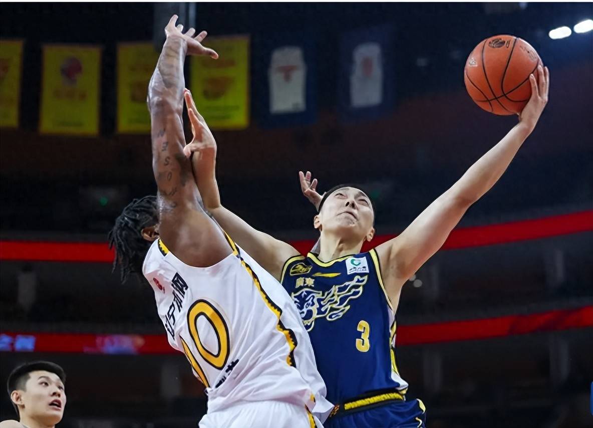 开云体育入口-体育专家点评球队战术缺陷，建议改进