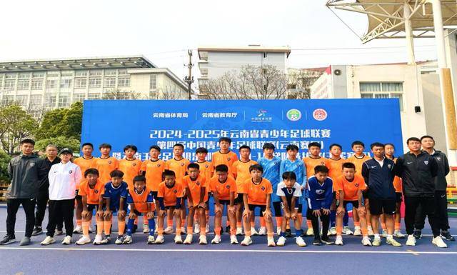 足球比赛场面激动人心，赛季冠军竞争激烈