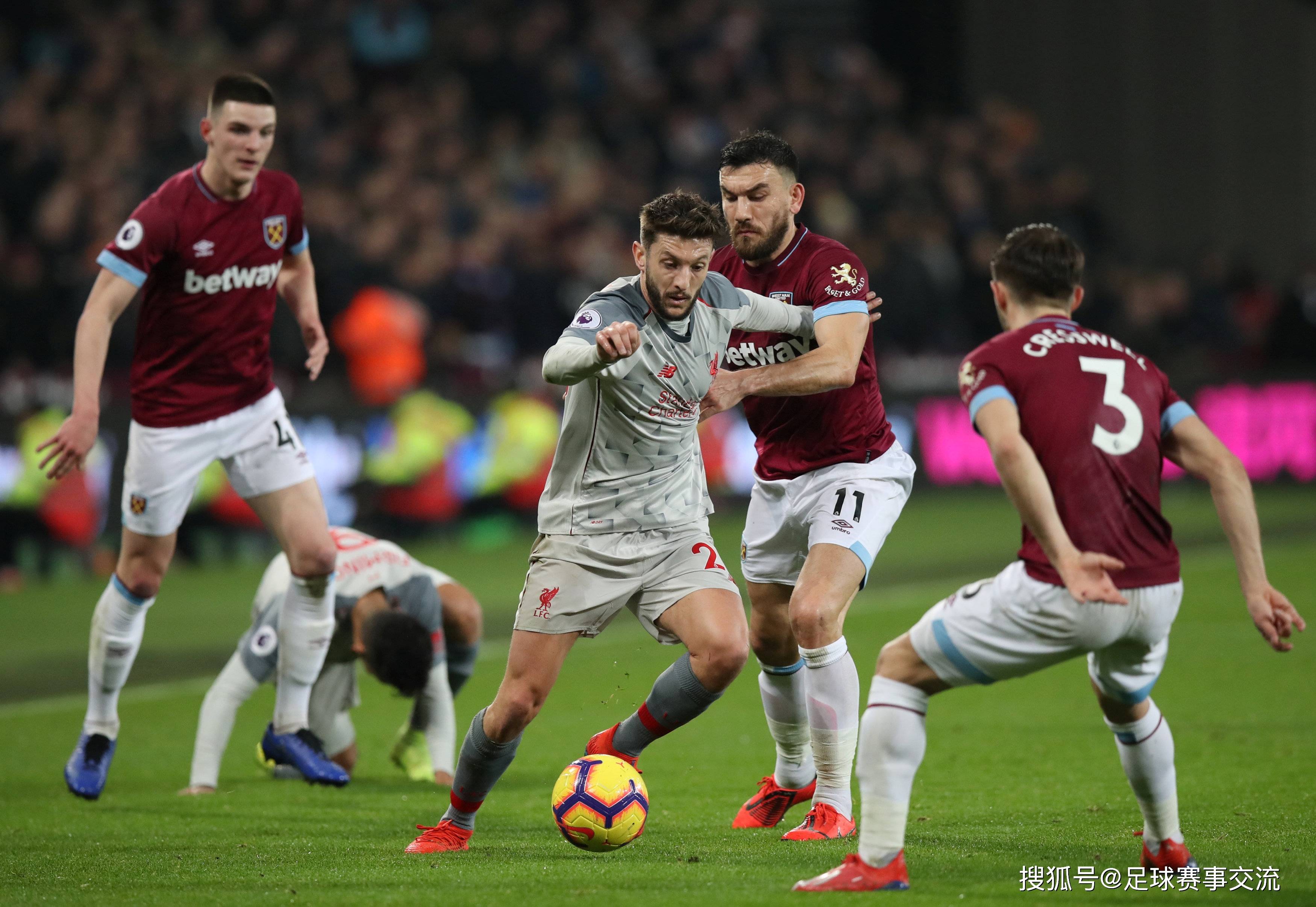 关于足球比赛的激烈竞争令人热血沸腾的信息