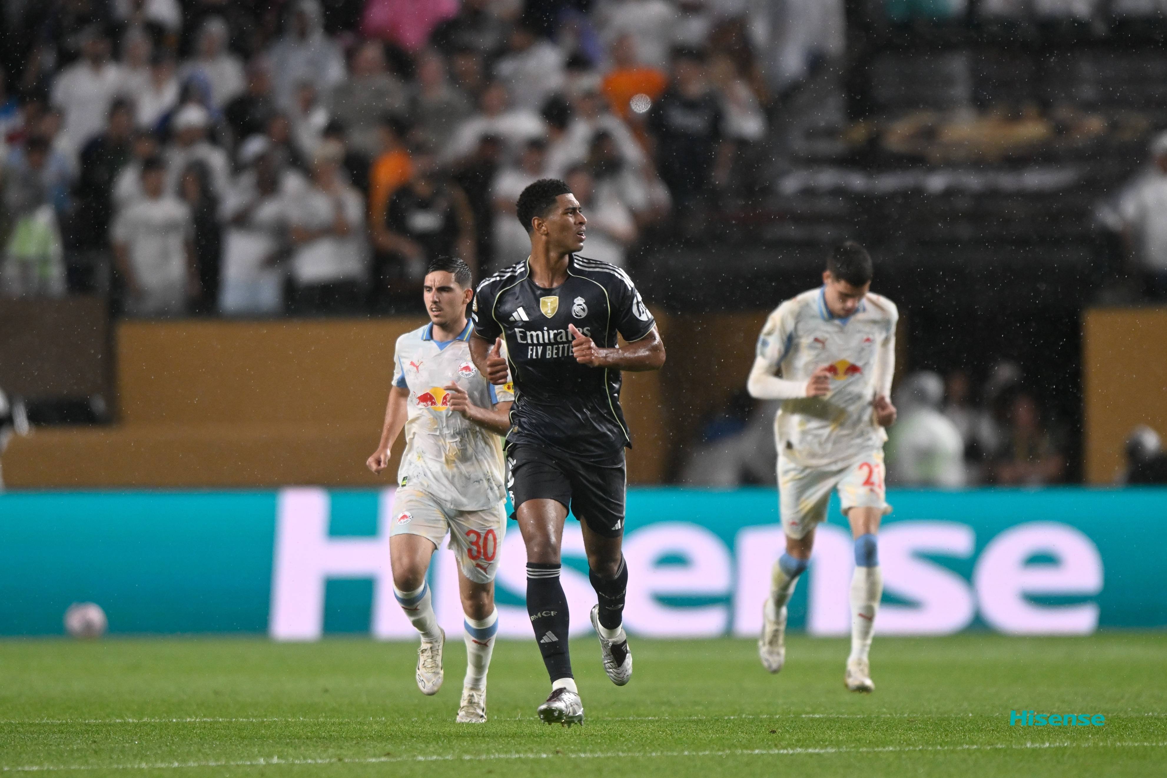 开云APP-皇家马德里球迷支持球队跻身联赛前列