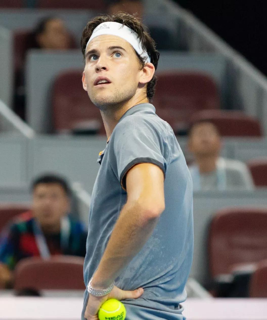 开云体育官网-CLG险胜BRO，Uzi操刀奇招英雄翻盘顶尖较量四强赛，锁定晋级资格的简单介绍