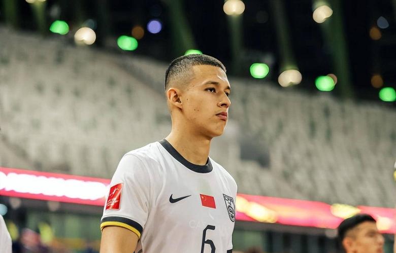 中国足球新生代球员崭露头角，为球队注入新鲜血液的简单介绍