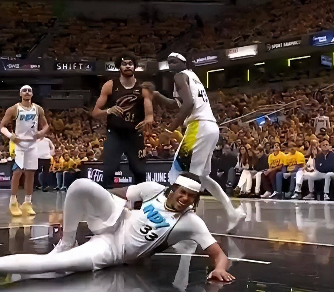 包含TL力克BRO，Knight打出惊人五杀宿敌对决淘汰赛，留下经典瞬间的词条