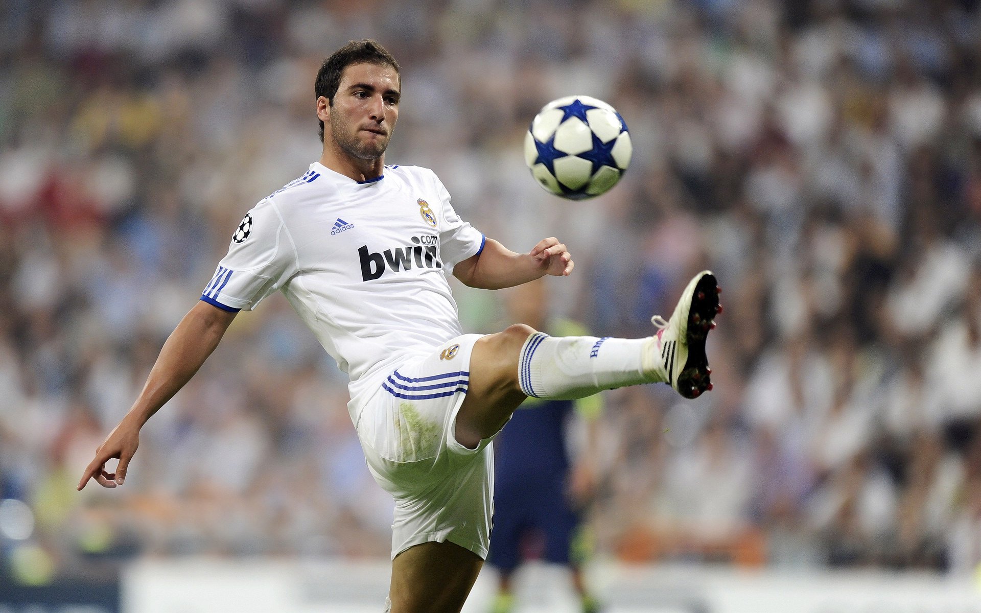 橙衣军团的热刺之矛,凯恩在里昂之夜,如何以完美发挥定义了现代九号